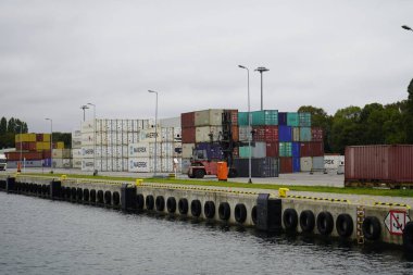 Gdansk, Polonya - Eylül 2019: Deniz konteynırlarının yükleyicisi