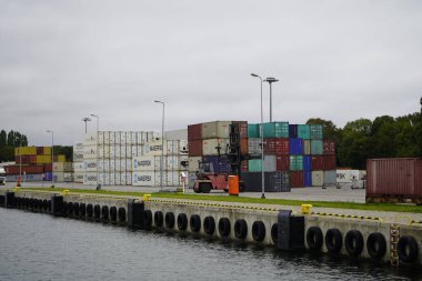 Gdansk, Polonya - Eylül 2019: Deniz konteynırlarının yükleyicisi