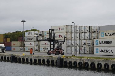 Gdansk, Polonya - Eylül 2019: Deniz konteynırlarının yükleyicisi