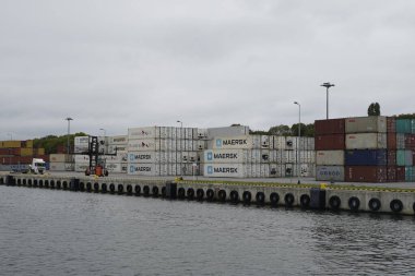 Gdansk, Polonya - Eylül 2019: Deniz konteynırlarının yükleyicisi