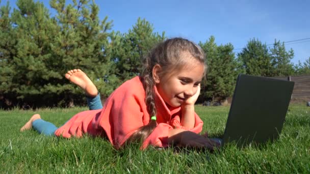 Uma Menina Sete Anos Trabalha Laptop Grama Verde Ensino Distância — Vídeo de Stock