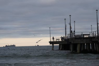 Gdansk, Polonya - Eylül 2019: İnsanlar iskelede yürüyor 