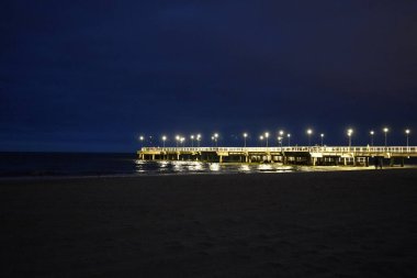Gdansk, Polonya - Eylül 2019: Geceleri rıhtım manzarası.