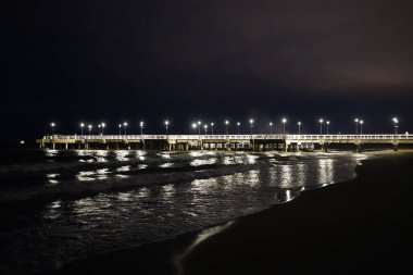 Gdansk, Polonya - Eylül 2019: Geceleri rıhtım manzarası.