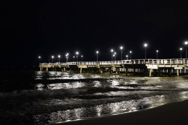 Gdansk, Polonya - Eylül 2019: Geceleri rıhtım manzarası.