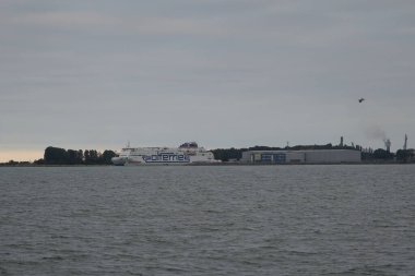 Gdansk, Polonya - Eylül 2019: Yolcu gemisi açık sesten ayrıldı