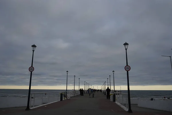 Danzig, Polen - September 2019: Menschen gehen auf der Seebrücke an der — Stockfoto