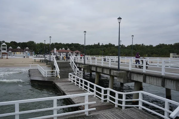 Danzig, Polen - September 2019: Menschen gehen auf der Seebrücke an der — Stockfoto