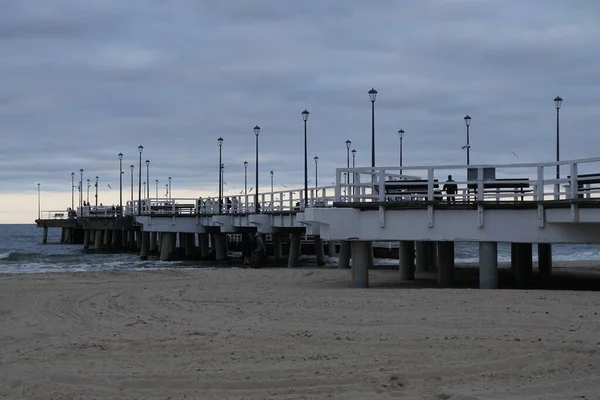 Gdansk, Polen - september 2019: Mensen lopen op de pier op de — Stockfoto