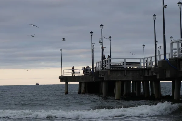 Gdansk, Polen - september 2019: Mensen lopen op de pier op de — Stockfoto