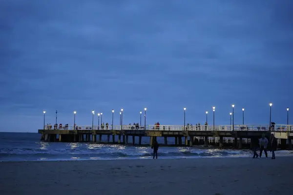 Gdansk, Polen - september 2019: Mensen lopen op de pier op de — Stockfoto