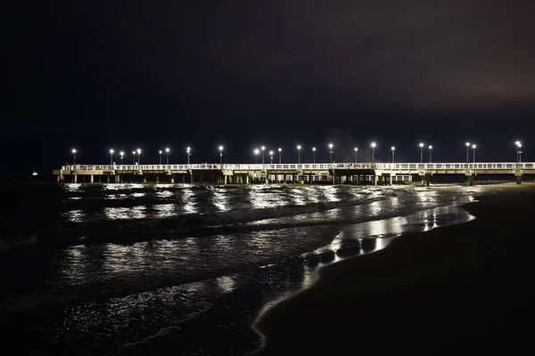 Gdansk, Polonya - Eylül 2019: Geceleri rıhtım manzarası. — Stok fotoğraf