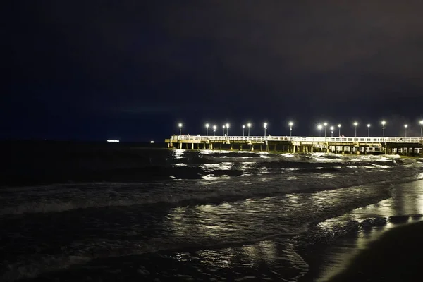 Gdansk, Polen - September 2019: Utsikt över havet piren på natten. — Stockfoto