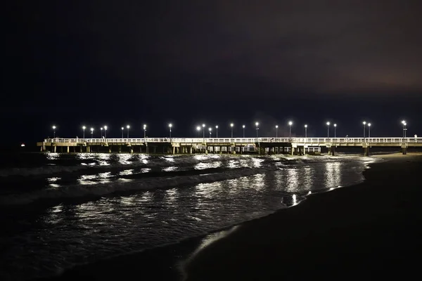 Гданьск, Польша - сентябрь 2019 г.: Вид на морской пирс ночью . — стоковое фото