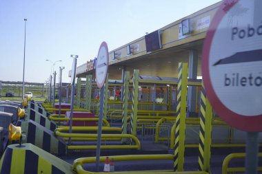 Bydgoszcz - Gdansk, Polonya - Eylül 2019: Otoyol üzerindeki arabalar