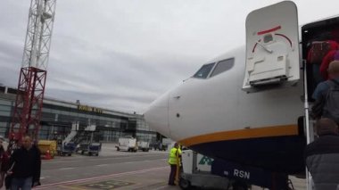 Kiev, Ukrayna, Avrupa - Eylül 2019: Yolcular bir Ryanair şirketinin uçağına biniyor. İnsanlar Ryanair uçağına biniyor..