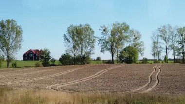 Bydgoszcz Gdansk, Polonya - Eylül 2019: Sahadaki araba penceresinden görüntü. Bir araba penceresinde ağaçlar ve tarlalar çiziliyor.