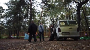 Kiev, Ukrayna, Avrupa - Eylül 2019: Bölgede köpek eğitimi. Bir antrenör bir köpekle çalışır. Köpek eğitimi okulu 