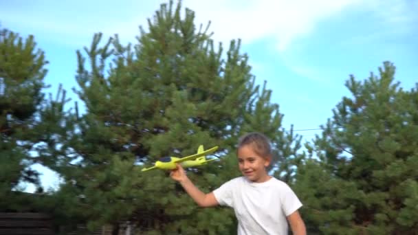 Berlin Germany October 2019 Girl Launches Toy Airplane Background Pines — Stock Video