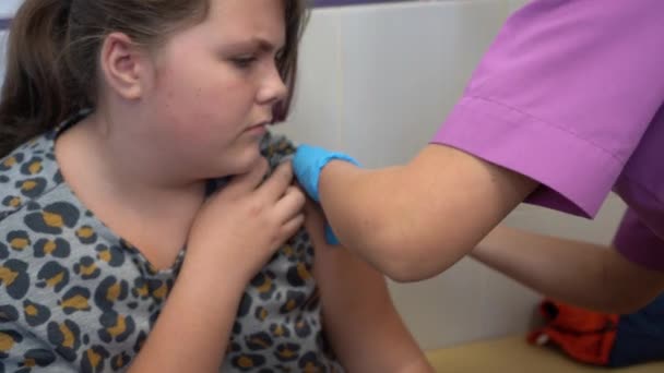 Dottore Vaccina Adolescente Ragazza Adolescente Durante Vaccinazione Colpo Alla Spalla — Video Stock