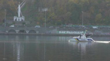 Kiev, Ukrayna, Avrupa - Ekim 2019: Bir polis botu nehirde yüzüyor. Bir polis yatı denizde devriye geziyor..