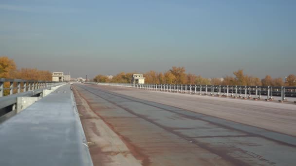 Puente Inacabado Sobre Fondo Silueta Ciudad Autopista Inacabada Lejos Ciudad — Vídeos de Stock