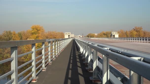 街のシルエットを背景に未完成の橋 未完成の高速道路離れた都市 アウトバーンのフェンダー — ストック動画