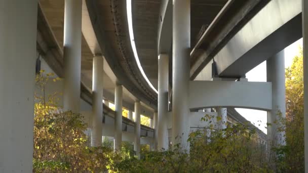 Puente Inacabado Sobre Fondo Silueta Ciudad Autopista Inacabada Lejos Ciudad — Vídeos de Stock