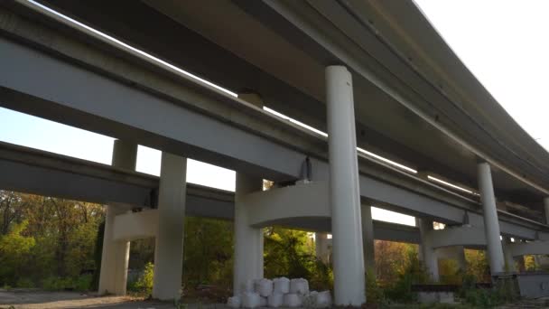在城市轮廓的背景下 尚未完成的桥 未完成的公路远离城市 Fender Autobahn — 图库视频影像