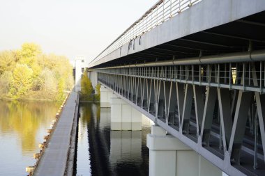 Th 'nin siluetinin arkaplanına karşı tamamlanmamış köprü