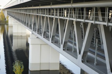 Th 'nin siluetinin arkaplanına karşı tamamlanmamış köprü