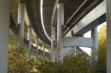 Th 'nin siluetinin arkaplanına karşı tamamlanmamış köprü