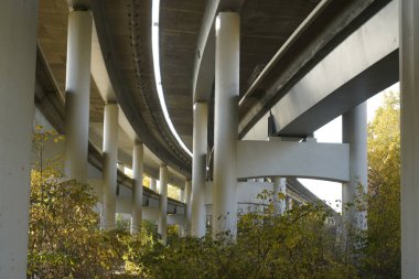 Th 'nin siluetinin arkaplanına karşı tamamlanmamış köprü