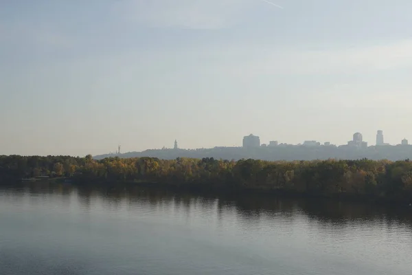 川と秋の森の景色、遠くで見ることができます — ストック写真