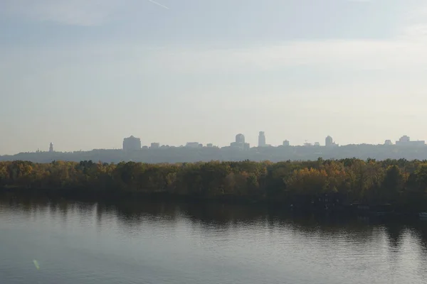 Blick auf den Fluss und den Herbstwald, in der Ferne können Sie — Stockfoto