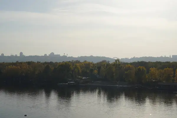 Άποψη του ποταμού και του φθινοπωρινού δάσους, σε απόσταση μπορείτε να — Φωτογραφία Αρχείου