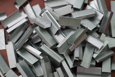 Tahta masadaki bir zımba için bir sürü şarjör. Bir sürü zımba.