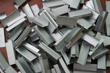 Tahta masadaki bir zımba için bir sürü şarjör. Bir sürü zımba.