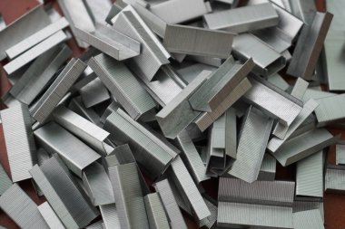 Tahta masadaki bir zımba için bir sürü şarjör. Bir sürü zımba.