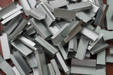 Tahta masadaki bir zımba için bir sürü şarjör. Bir sürü zımba.