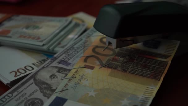 Häftapparaten Fäster Dollarn Och Eurosedlarna Med Järnklämmor Stapler Med Gem — Stockvideo