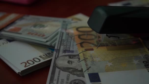 Der Hefter Befestigt Die Dollar Und Euroscheine Mit Eisernen Clips — Stockvideo