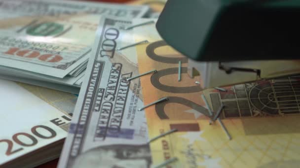 Zszywacz Mocuje Banknoty Dolarowe Euro Pomocą Metalowych Klipsów Zszywacz Zaciskami — Wideo stockowe