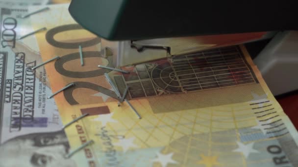 Степлер Закрепляет Доллар Евро Купюры Железными Зажимами Степлер Скрепками Фоне — стоковое видео