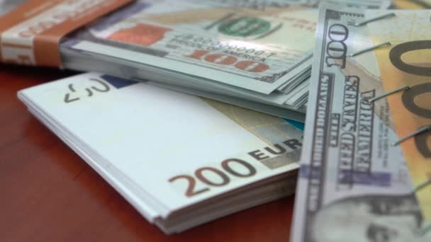 Zszywacz Mocuje Banknoty Dolarowe Euro Pomocą Metalowych Klipsów Zszywacz Zaciskami — Wideo stockowe