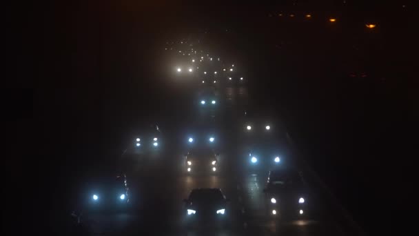 天気だ濃霧 車は濃霧の中で動く 夜行車の交通 — ストック動画
