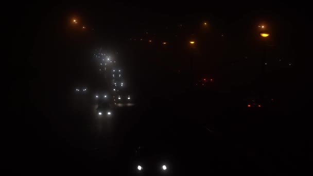 Het Weer Zware Mist Auto Bewegen Zware Mist Nachtverkeer — Stockvideo