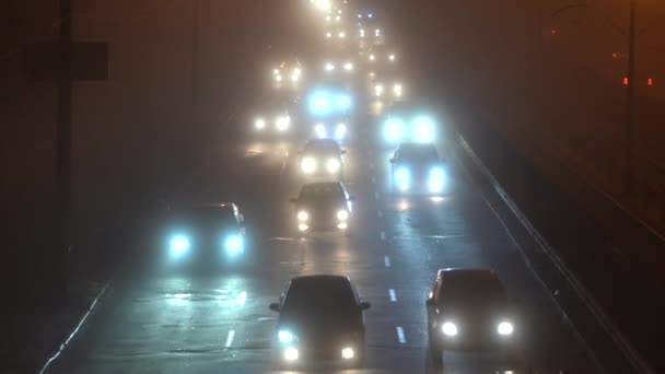 Het Weer Zware Mist Auto Bewegen Zware Mist Nachtverkeer — Stockvideo