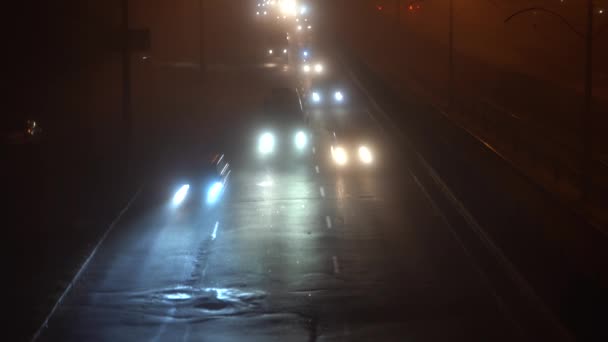 Καιρός Βαριά Ομίχλη Αυτοκίνητα Κινούνται Μεγάλη Ομίχλη Νυχτερινή Κυκλοφορία — Αρχείο Βίντεο