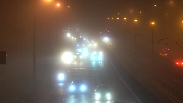 Καιρός Βαριά Ομίχλη Αυτοκίνητα Κινούνται Μεγάλη Ομίχλη Νυχτερινή Κυκλοφορία — Αρχείο Βίντεο